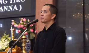 Trong lễ tang, đạo diễn 'Những ngọn nến trong đêm' nghẹn ngào: 'Bố xin lỗi vì lại nói dối con'