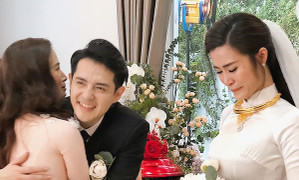 Đông Nhi bật khóc khi nghe chị ruột dặn dò trong lễ ăn hỏi