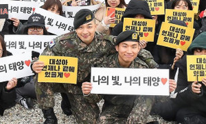 Hàng trăm fan chào đón hai thành viên của Big Bang xuất ngũ