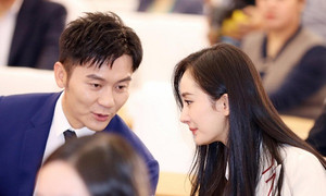 Dương Mịch diện toàn đồ hiệu, thân thiết trò chuyện với Lý Thần