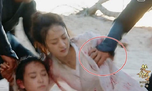 Mỹ nhân Trung Quốc bị sàm sỡ ngay trước ống kính