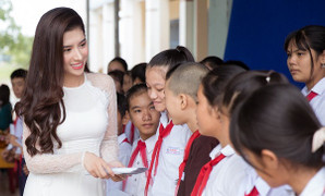 Hoa hậu Dương Yến Nhung thăm trường cũ, trao học bổng cho học sinh nghèo