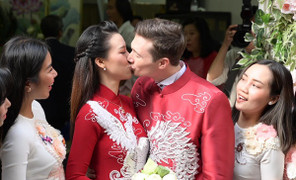 Á hậu Hoàng Oanh và chồng Tây trao nhầm nhẫn trong lễ cưới