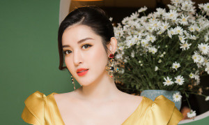 Á hậu Huyền My diện váy xẻ ngực táo bạo, háo hức đón tuổi mới