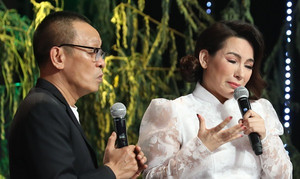 Phi Nhung: 'Lúc mẹ chết, tôi mới dám cầm chân mẹ khóc'