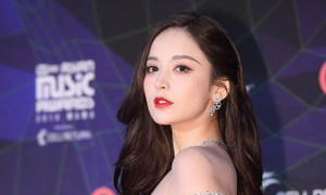 Mỹ nhân Tân Cương Cổ Lực Na Trát gây tranh cãi vì khả năng nói tiếng Anh ở 'MAMA 2019'