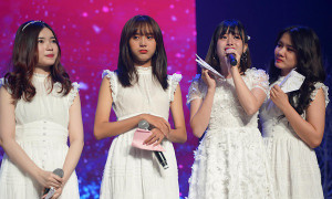 Nhóm nhạc đông thành viên nhất Việt Nam bật khóc trên sân khấu