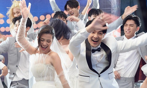 Một tháng sau lễ cưới, Đông Nhi – Ông Cao Thắng hé lộ loạt khoảnh khắc quậy hết mình của khách mời