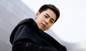 Rapper Osad khoe street style cực chất trên đường phố Hàn Quốc