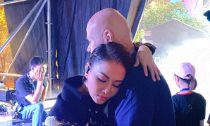 Thu Minh làm nũng chồng trong hậu trường