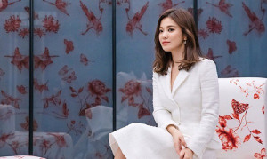 Sau ồn ào ly hôn, Song Hye Kyo đeo lại nhẫn cưới?