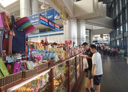 Bán đồ ăn, lưu niệm tại sân bay thu về 2.600 tỷ đồng một năm
