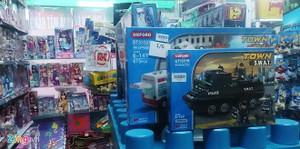 Né hàng Trung Quốc, cha mẹ bỏ tiền triệu mua đồ chơi ngày 1/6