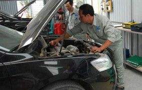 Những 'góc khuất' trong nghề sửa chữa ôtô: Làm đùa - Ăn thật