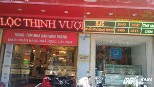 Giá vàng ‘rơi’ tự do sau khi tăng mạnh, người dân hoang mang