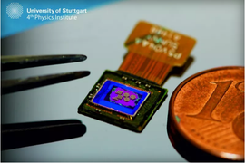 Sửng sốt với camera bé hơn hạt muối