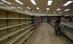 Giấy vệ sinh tại siêu thị Venezuela tăng lên... 30 USD một cuộn