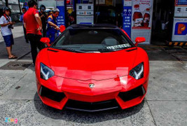 Đi đổ xăng, siêu xe Aventador Roadster cũng gây chú ý