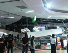 Trần nhà Big C Vinh bất ngờ đổ sập, khách hàng hoảng sợ bỏ chạy