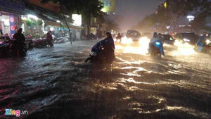 Mưa to giờ cao điểm, Sài Gòn ngập nặng, giao thông rối loạn