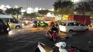Thảm cảnh ôtô, xe máy bị nhấn chìm sau trận mưa lớn ở TP.HCM