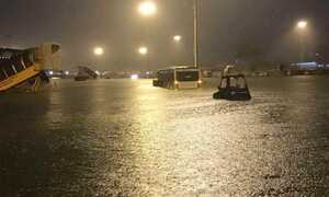 Sân bay Tân Sơn Nhất ngập nặng, hơn 70 chuyến bay bị ảnh hưởng