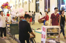 Hàng rong tung hoành trên phố đi bộ Hồ Gươm