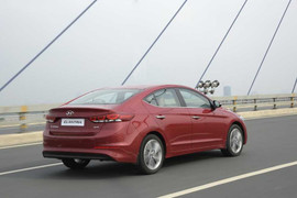 Bán chạy, Hyundai SantaFe, Tucson và Elantra vẫn tặng khách 30 triệu đồng