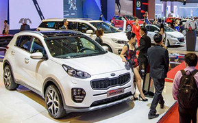 Ô tô đồng loạt tăng giá 100 triệu đồng: Khách không kịp trở tay