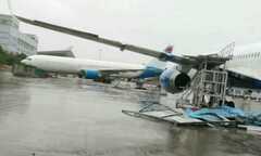 Siêu bão Meranti thổi dạt máy bay Boeing