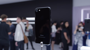 Hết thời vàng hồng, iPhone đen bóng 'lên ngôi' chênh giá vài chục triệu đồng