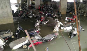 Mùi hôi, nước ngập 'bao vây' bất động sản Sài Gòn