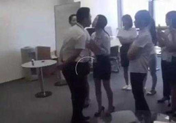 Nội quy gây sốc: Nhân viên nữ phải xếp hàng cho sếp hôn mỗi ngày