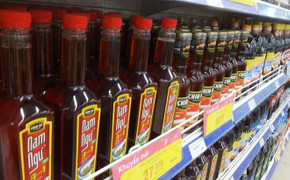 Người mua 'hoa mắt' giữa cuộc chiến nước mắm nguyên chất và công nghiệp
