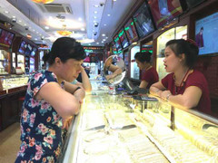 Giá vàng hôm nay 15/10 cắm đầu đi xuống