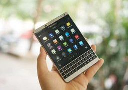 BlackBerry Passport màu bạc giảm giá 4,5 triệu đồng