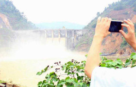 Hậu họa thủy điện: Chặn nước thu tiền, bất ngờ xả lũ dìm dân