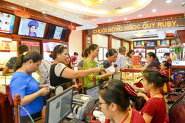 Giá vàng hôm nay 25/10 bất động, USD tăng vọt