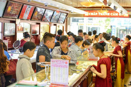 Giá vàng hôm nay 26/10 bất ngờ tăng vọt