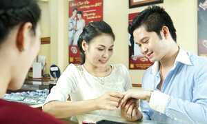 Hỗn loạn dự báo giá vàng: Nên mua vào hay tháo chạy?