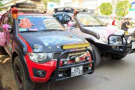 Dàn 'siêu xe' bán tải rầm rộ rước dâu tại Hà Nội