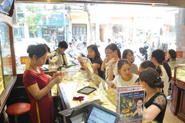 Giá vàng hôm nay 17/11 ‘nguội lạnh’, nhường sân cho USD