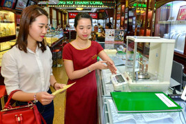 Giá vàng hôm nay 22/11 tăng chậm, giá USD dừng chuỗi 'tăng điên cuồng'