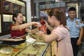 Giá vàng hôm nay 23/11 ngược chiều thế giới, giá USD vẫn ‘nóng’