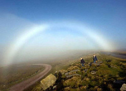 Chiêm ngưỡng cầu vồng trắng siêu hiếm ở Scotland