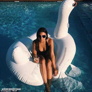 Choáng ngợp cuộc sống xa hoa của giới trẻ nhà giàu Iran