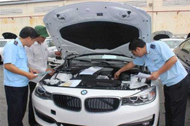 Ô tô nhập khẩu ùn tắc: Giá xe đắt thêm trăm triệu đồng