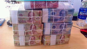 Đổi tiền lẻ Tết Nguyên đán: Ngân hàng thiếu, chợ đen ‘hét giá’