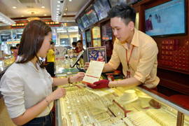 Giá vàng hôm nay 27/12 liên tục đổi chiều sau khi giảm sâu