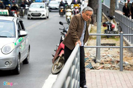 Hành khách loay hoay tìm lối vào nhà chờ buýt nhanh BRT